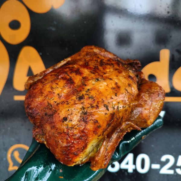FRANGO ASSADO RECHEADO COM CALABRESA E ALHO PORÓ