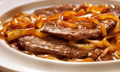 BIFE DE COXÃO MOLE ACEBOLADO