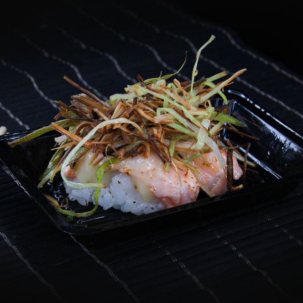 Niguiri Salmão c/ Brie e Alho Poró - 4 pçs