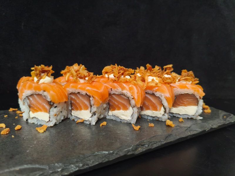 uramaki philadelphia com cebola crispy