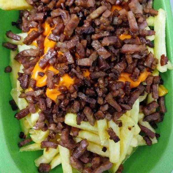 Batata frita com bacon em cubos e cheddar