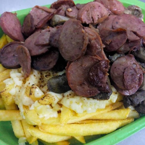 Batata frita com calabresa e queijo muçarela