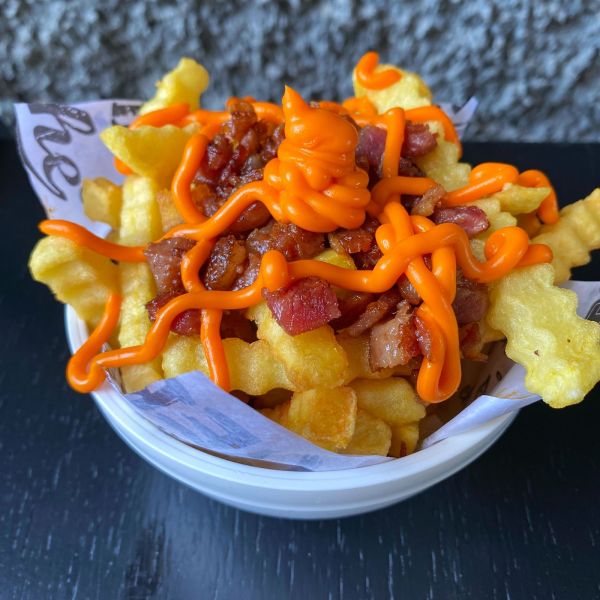 Acompanhamento de Fritas com Cheddar e Bacon