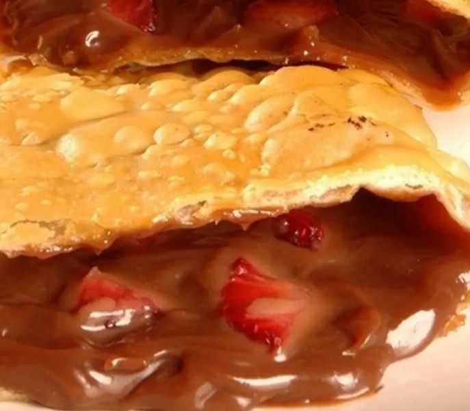 Pastel de CHOCOLATE PRETO COM MORANGO