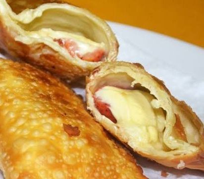 Pastel de CHOCOLATE BRANCO COM MORANGO