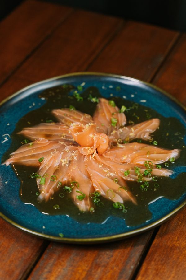 Carpaccio de salmão ao molho de ostras