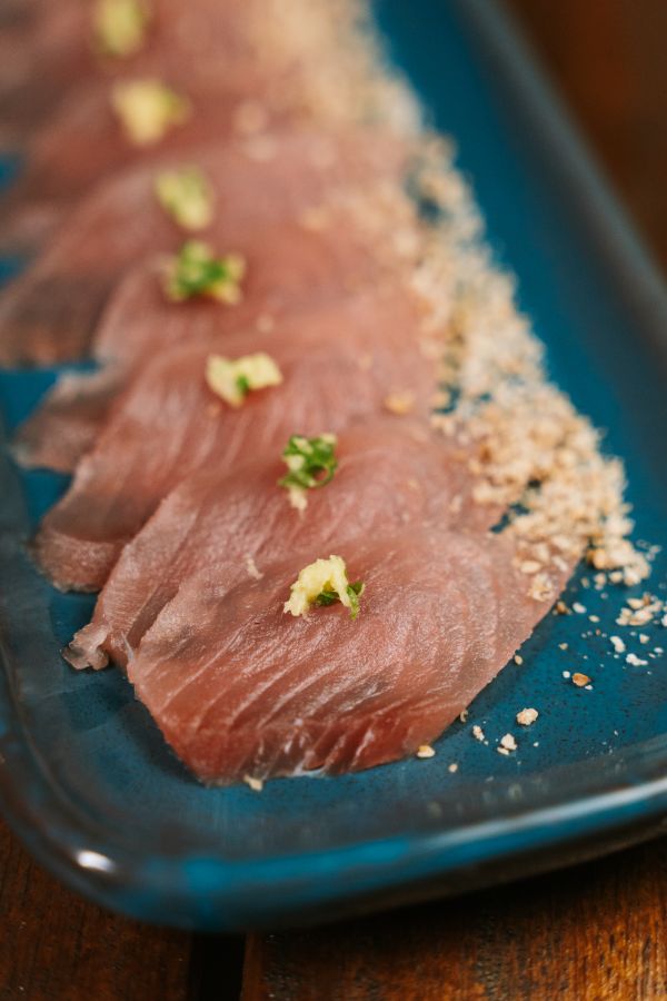 Carpaccio de atum ao molho tataki