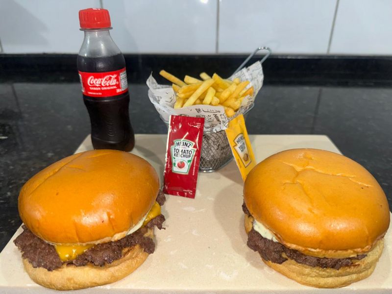 Combo CheeseBurger  - 02 lanches + batata + bebida