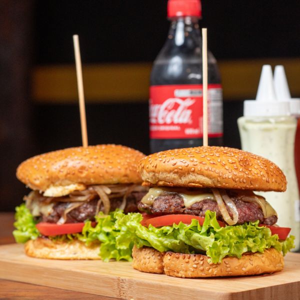 2 Clássico burguer + Extra fritas  + 1 Coca 600ml