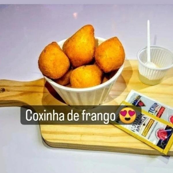 Porção de mini coxinhas