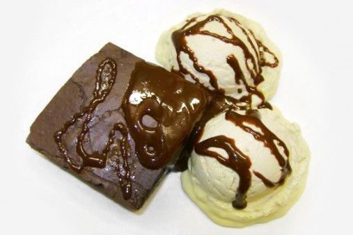 Fatia de brownie com sorvete