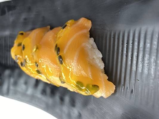 Niguiri Salmão Maracujá (4 Peças)