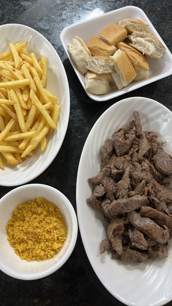 Tiras de Alcatra c/ cebola + Fritas