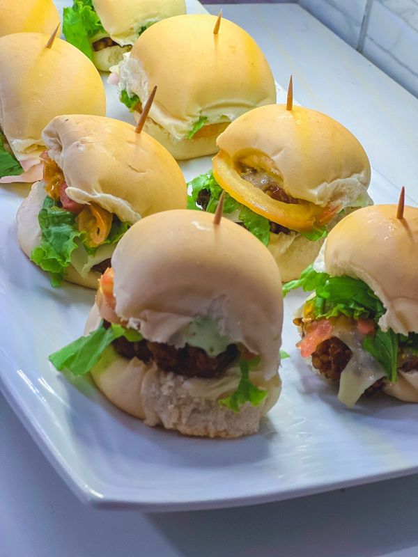 MINI HAMBÚRGUER  DE FRANGO