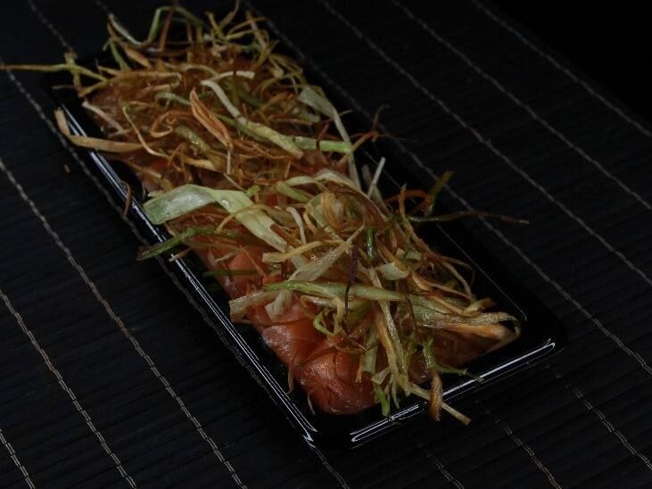 Sashimi salmao trufado c/alho poro 10 pcs