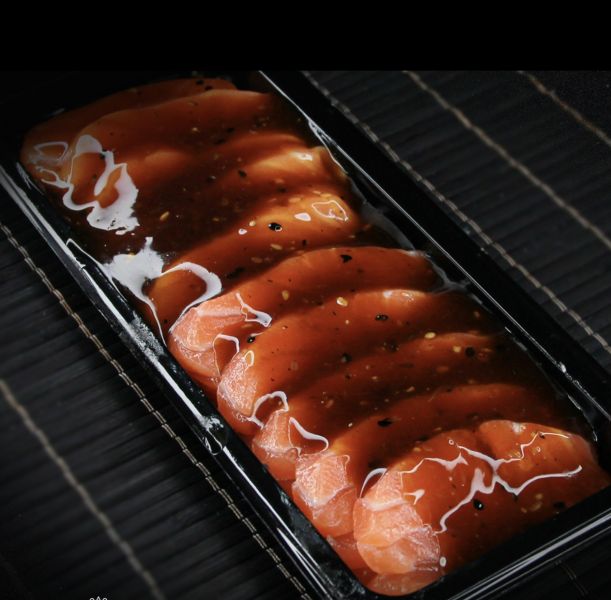 SASHIMI SALMÃO COM MOLHO DE OSTRA - 10 PÇS