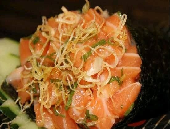 Double Temaki Salmão Filadélfia Com Cripy De Alho Poró.