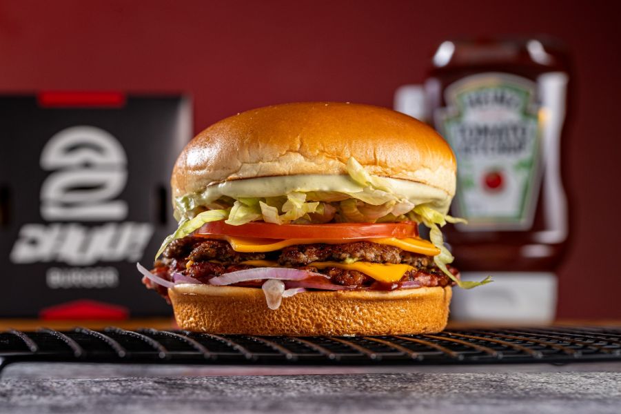 Double - 2 burgers de 150g cada, queijo cheddar, tiras de bacon